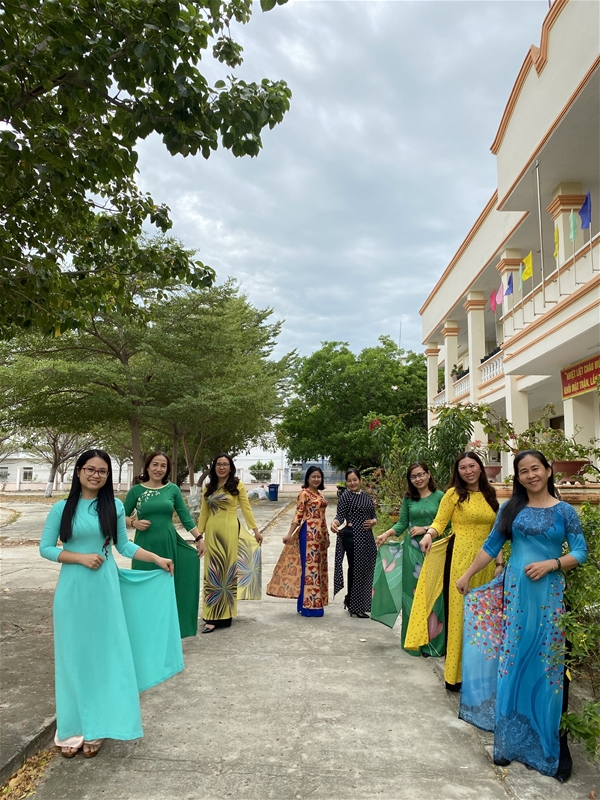 Phụ nữ Khối các cơ quan Đảng, Đoàn thể huyện hưởng ứng Tuần lễ áo dài Việt Nam