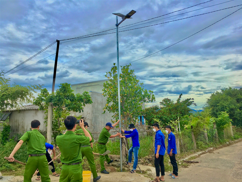 Hưởng ứng hoạt động chung tay xây dựng nông thôn mới, các đồng chí lãnh đạo cùng các bạn đoàn viên thanh niên tham gia thực hiện công trình “Ánh sáng an ninh”Công trình “Ánh sáng an ninh” cấp huyện với 03 trụ đèn năng lượng mặt trời được lắp đặt tại thôn Lạc Trị xã Phú Lạc.